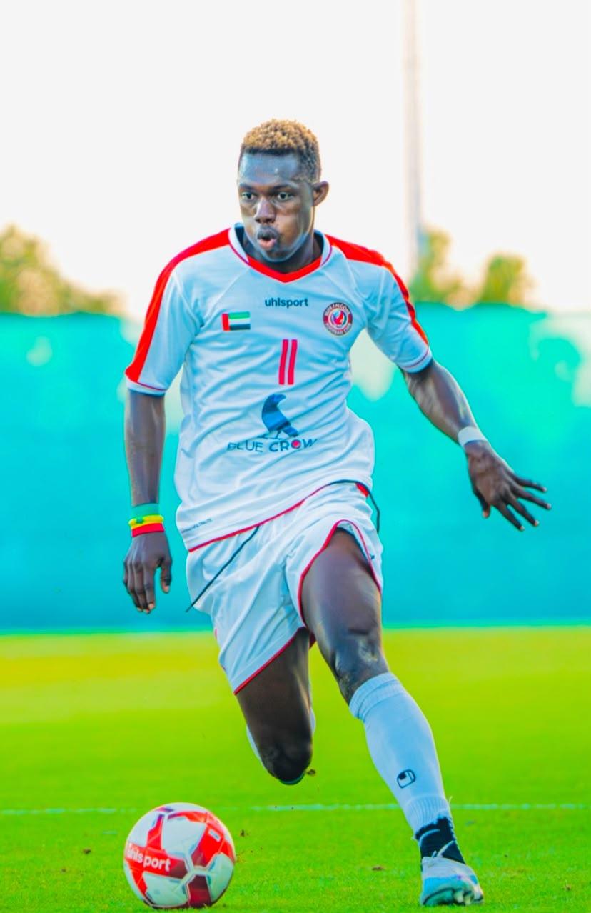Pa Alpha Diallo balle au pied lors d'un match avec Elite Falcon